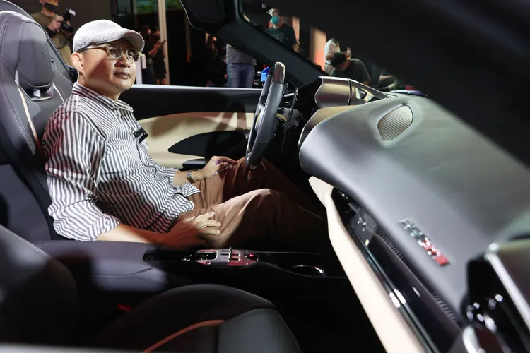 座椅頭枕下設有暖氣裝置，避免冬天開篷時受涼。翁玉信攝