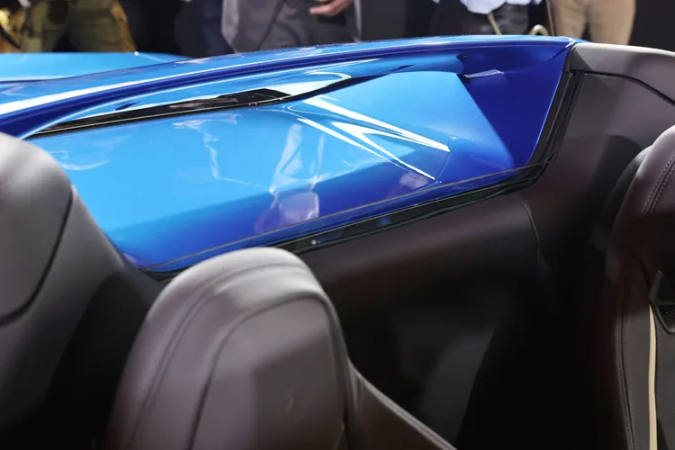 後窗玻璃可在關篷時單獨升降，讓身後聲浪更容易傳遞至車內。翁玉信攝