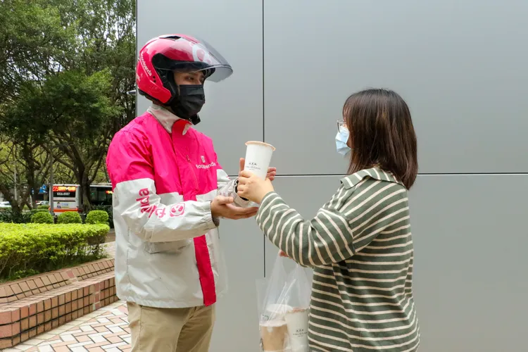 11/28至12/31，消費者可在foodpanda指定店家，以原商品半價下訂餐點「這份請外送夥伴」，另一半費用將由店家負擔。業者提供