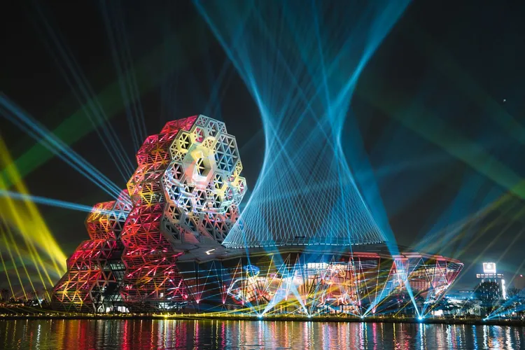 高雄市府昨晚在愛河灣進行耶誕節前燈光測試。翻攝自陳其邁臉書