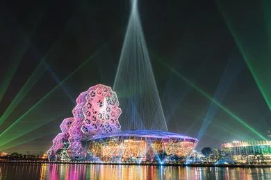 在光影投射下，炫麗超大顆聖誕樹昨現身高流建築物上與愛河灣。翻攝自陳其邁臉書