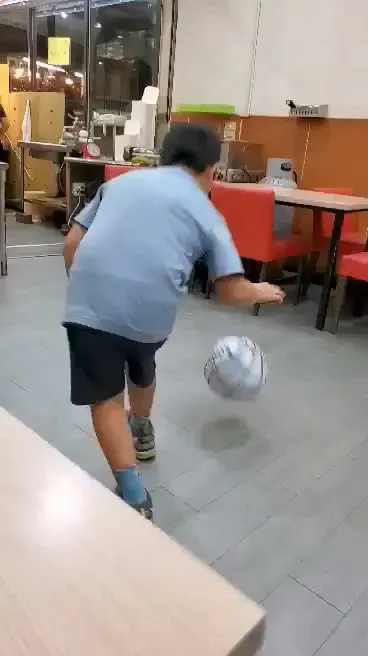 業者的小孩在店內打籃球。民眾提供