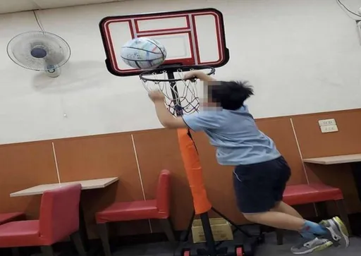 玩過頭影片!燒臘店兒打籃球 「遠投近切」砸客!業者回應了