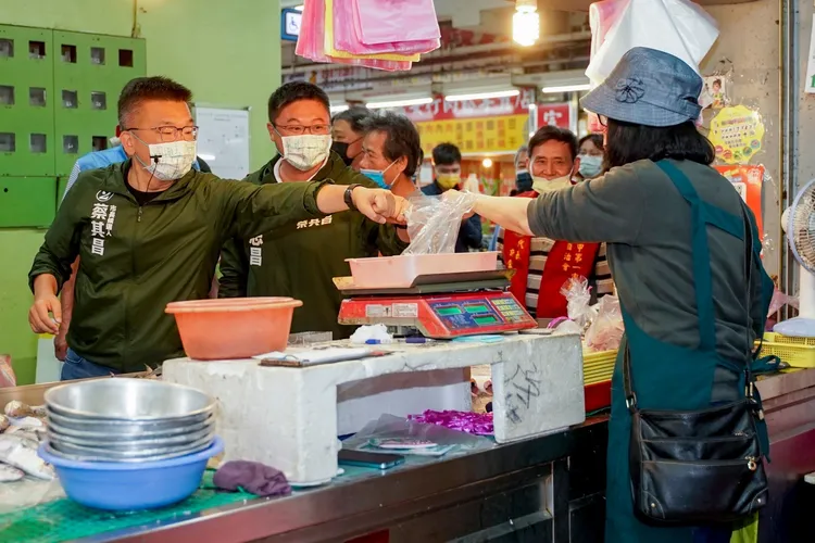 蔡其昌選前加強陸戰，舉辦千場與民眾面對面的小型政見發表會與菜市場，要以行動力打動市民的心。蔡其昌競總提供
