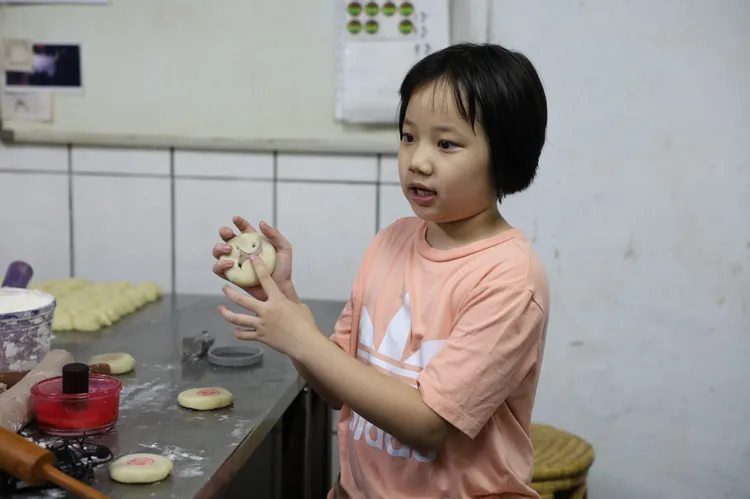 范于霏小妹妹以熟練的客語說明製作芋頭餅的流程。楊文科競總提供