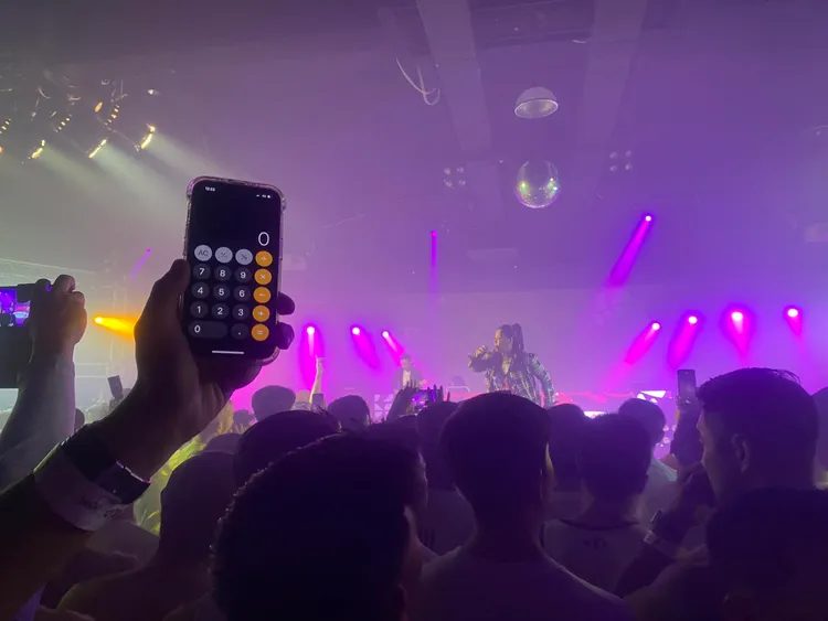 台下觀眾開計算機「錄影」。翻攝「路上觀察學院」