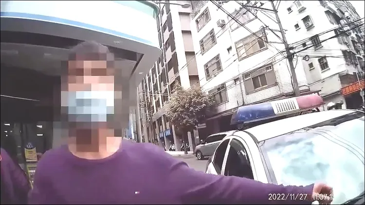 警方依法拍搜時，林男還企圖掩飾右方口袋的毒品吸食器。警方提供