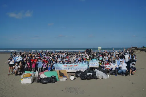 「手」護海攤!華航300名員工出動 竹圍漁港清出198公斤廢棄物