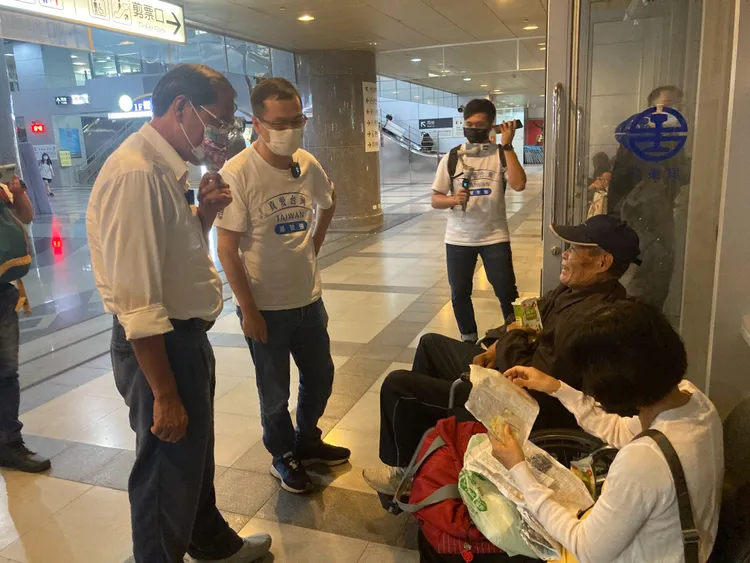 步出車站時，蘇羅二人與民眾寒喧。陳宏銘攝