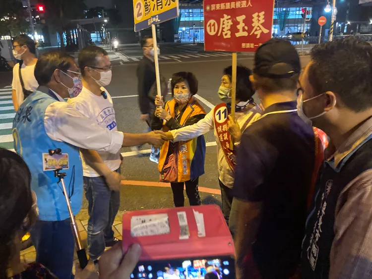 蘇與支持等握手致意。陳宏銘攝