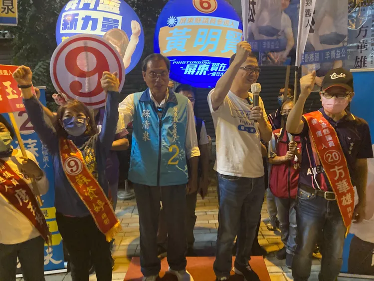 蘇等一齊振臂喊口。陳宏銘攝