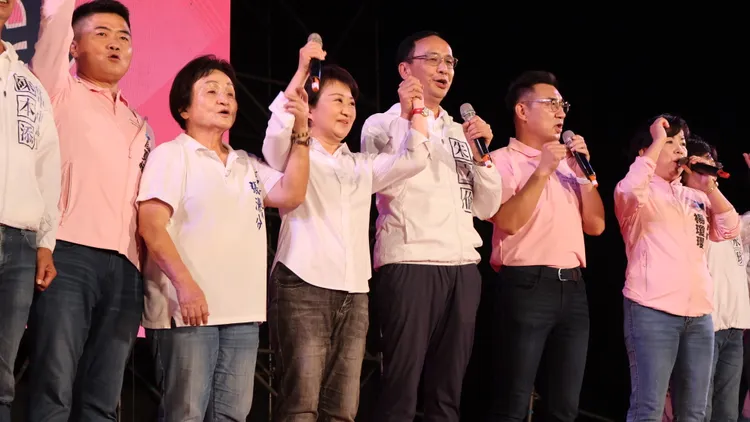 盧秀燕黃金之夜豐原大造勢，朱立倫到場力挺。鮮明攝