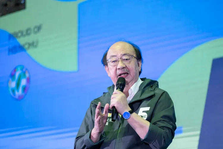 立委柯建銘狂打高虹安，不論是資策會爭議還是任用男友當助理，他都在臉書發表評論。翻攝自柯建銘臉書