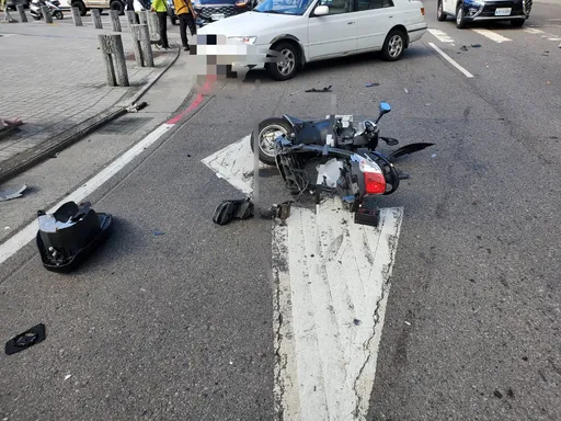 台中死亡車禍！機車跨道左轉遭賓士猛撞　騎士彈飛恐怖影片曝光