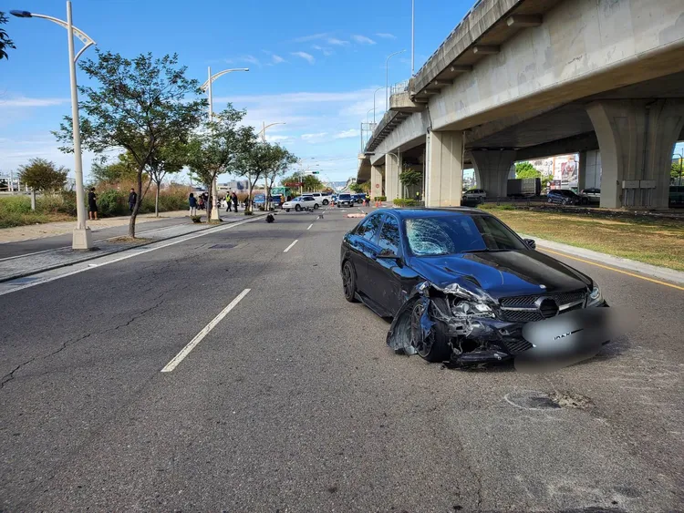 賓士車車頭嚴重毀損。讀者提供