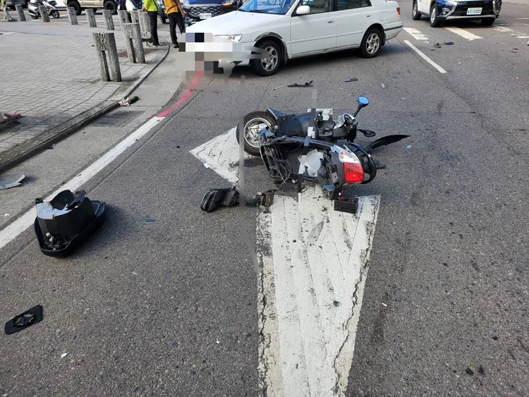 騎機車的王姓男子遭撞擊後彈飛，車毀人亡。讀者提供