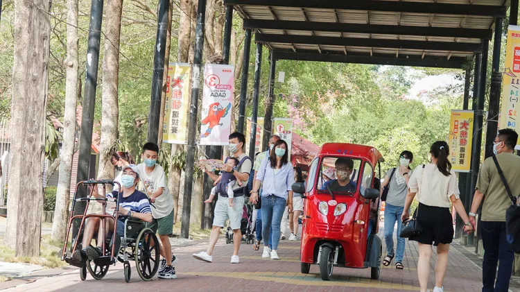 園區旗海飄揚，吹起另類選舉風。園方提供