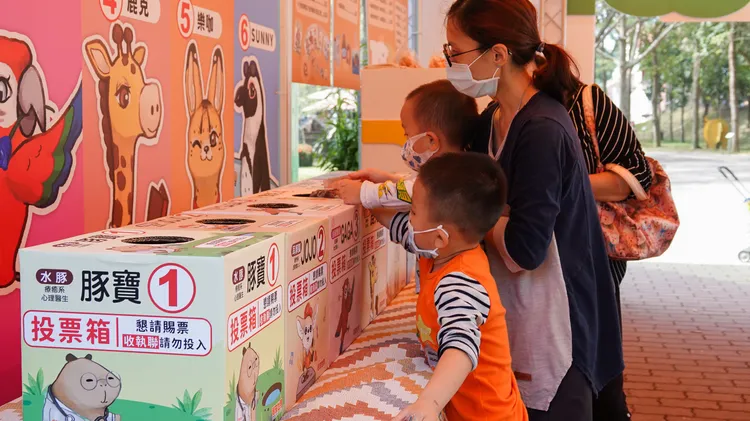 家長帶著小朋友投票，笑說很萌很難選。園方提供