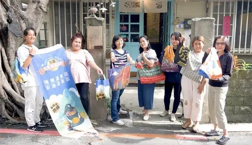 選戰廣告旗幟變身環保袋 花蓮縣府邀你DIY實用「旗袋」