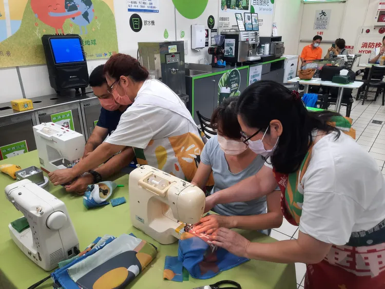 地方車手媽媽教你縫製旗幟環保袋。花蓮縣府提供