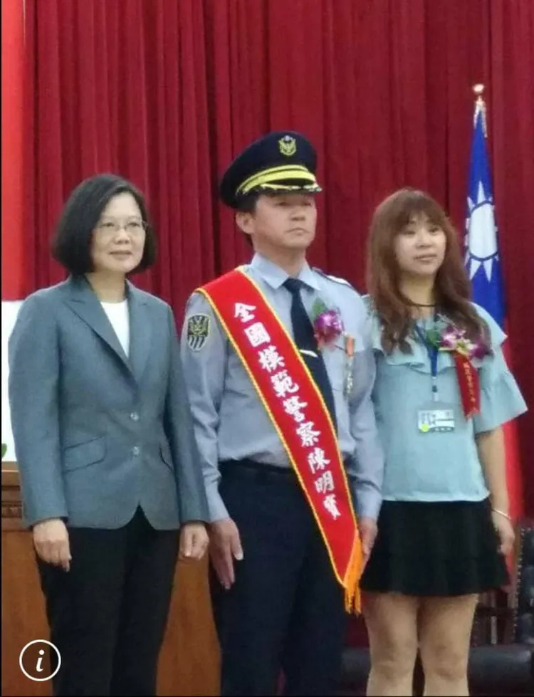 陳明寶當年獲獎時與總統蔡英文的合照。翻攝陳明寶臉書