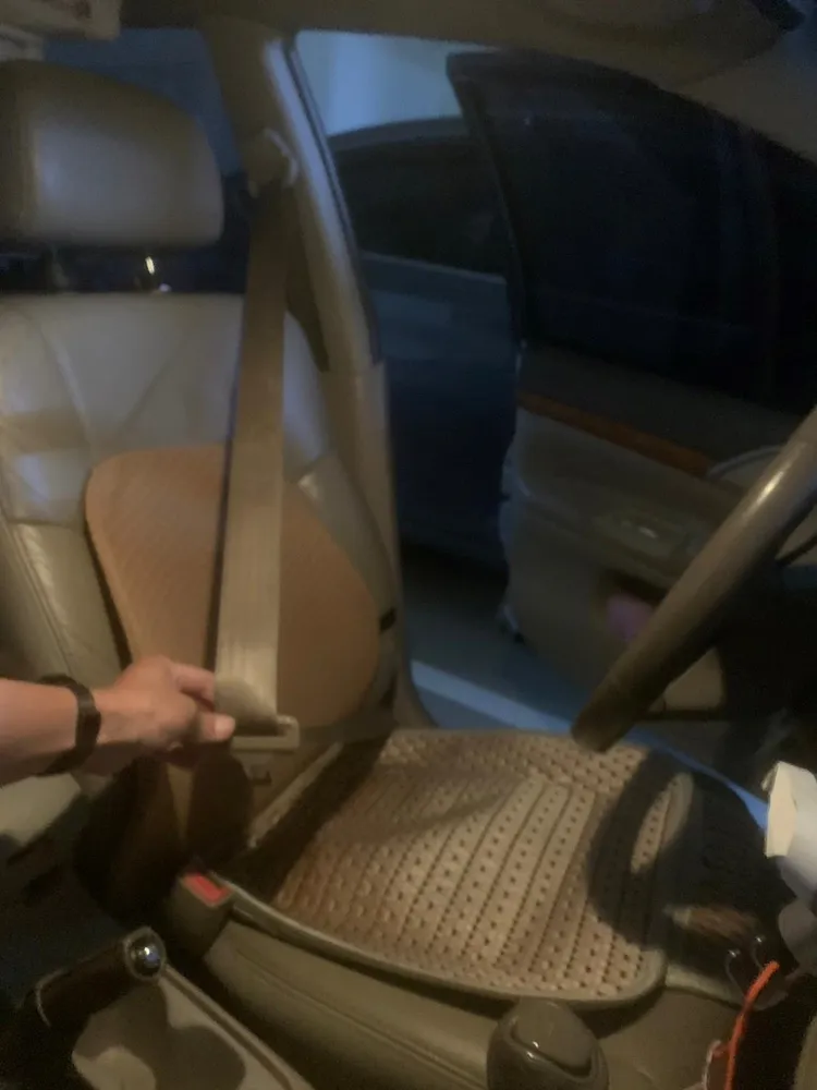 家屬PO網貼出自家車輛內裝，強調安全帶不是黑色的，而是與內裝同色的灰色系。翻攝自臉書「爆料公社」