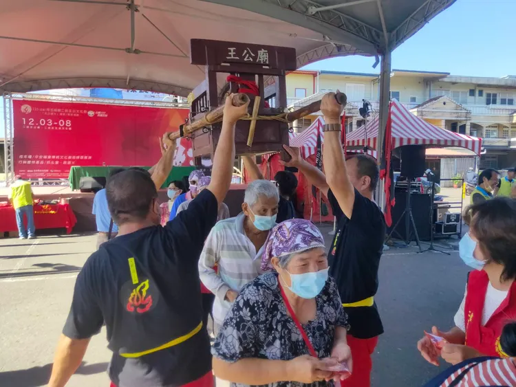 過火後舉辦「鑽轎底求平安」、「取炭淨衣」活動，祈求家人平安健康「炭」大錢。公所提供