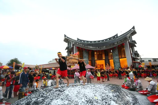 媽祖王公文昌帝君齊過萬斤炭火 消災祈福保平安