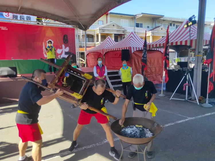 12月8日王公及媽祖坐上轎子，讓信眾鑽轎底祈福。公所提供