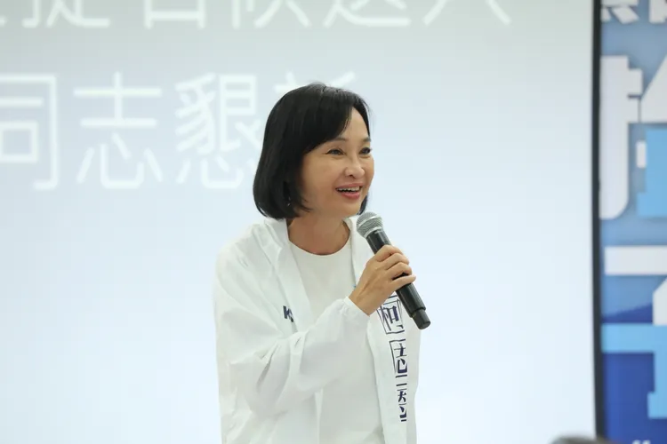 柯志恩向鄉親們懇託，「你願意力挺，我一定拼鬥到底。」柯辦提供