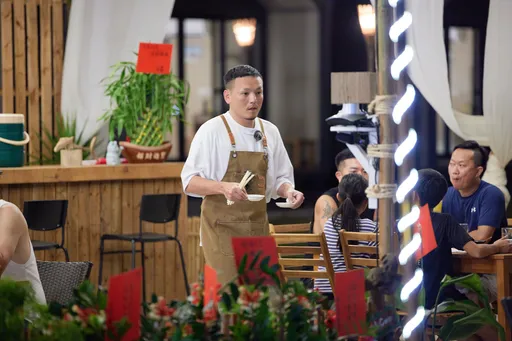 村長竟然是刑警！ 春風急喊：「我現在很乖！」