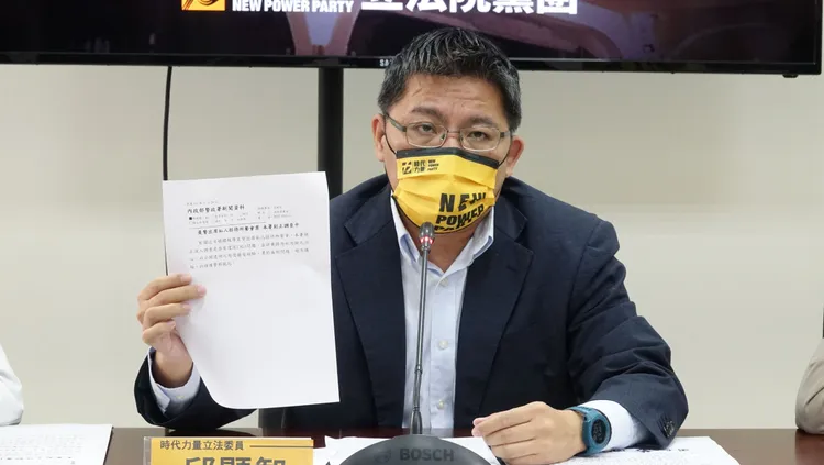 邱顯智記者會中被媒體詢問有關去留的問題。莊宗達攝