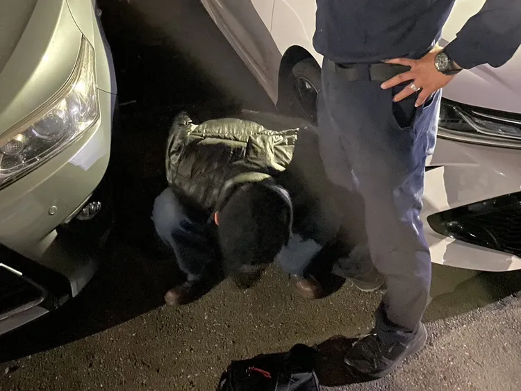 黃男遭逮後坦承所有犯行，警方並在他身上查獲毒品。翻攝畫面