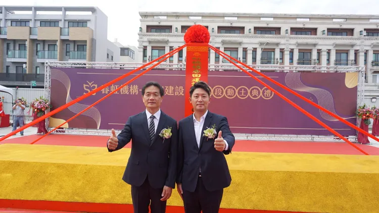 春虹機構副董事長黃宗元(右)指出，重大建設讓新營房價出現大幅上揚，購屋客群不少屬南科上班族。葉家銘攝