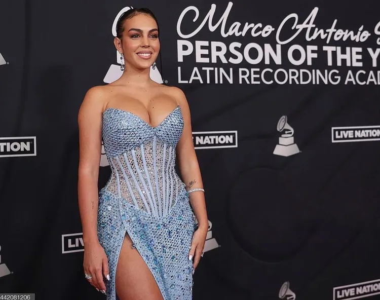 喬治娜以蕭邦海水藍寶耳環呼應所穿的ᴀʟɪ ᴋᴀʀᴏᴜɪ的水藍色馬甲水晶訂製禮服。翻攝georginagio IG