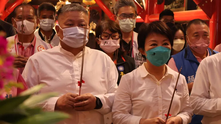 顏清標陪同盧秀燕參拜，全程不發一語。鮮明攝