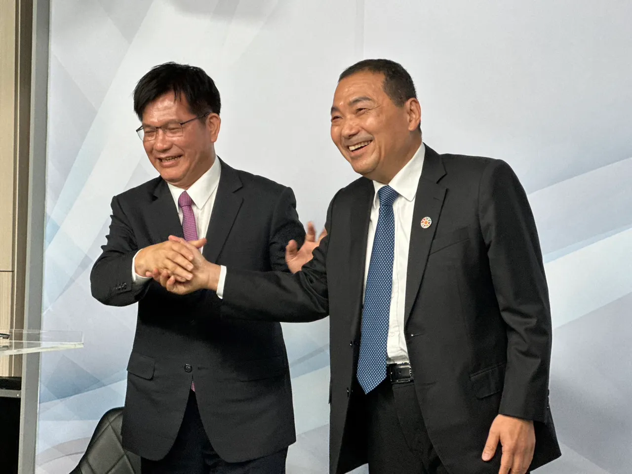雙方先握手寒暄,並在選後可安排會面。曾佳俊攝