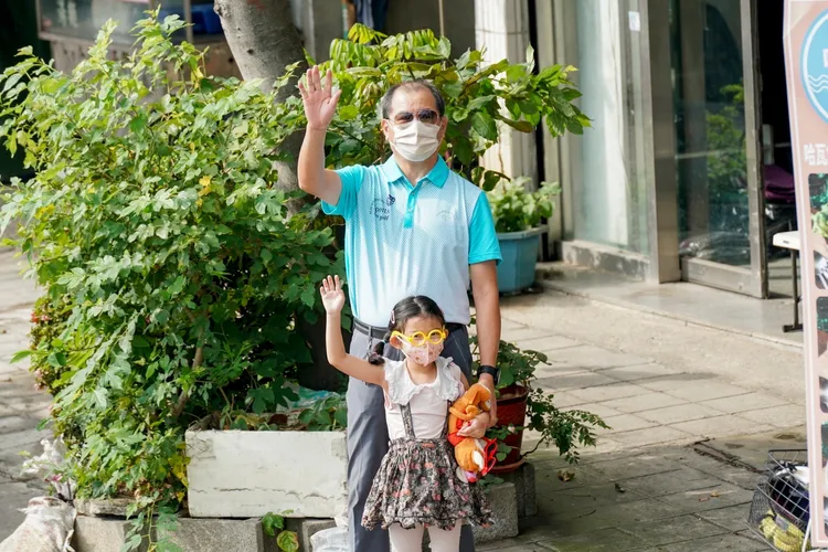 支持者向蔡其昌揮手送暖。蔡其昌總部提供