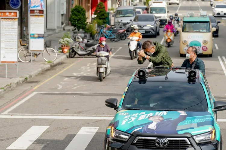 蔡其昌車掃謝票，表示會檢討、反省後再出發。蔡其昌總部提供