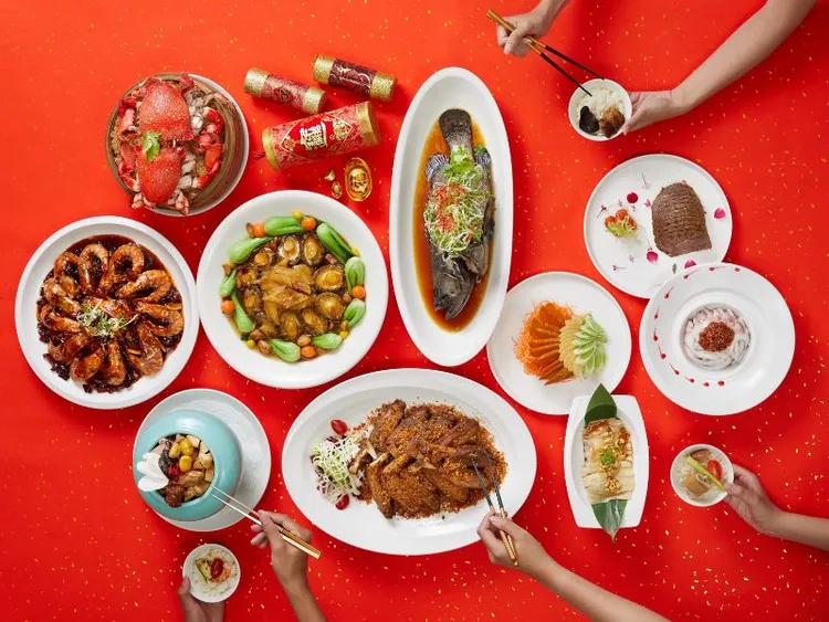 新竹老爺中式年菜外帶內含烏魚子、川味口水雞、五味冰卷等精緻小品，還有龍門海石斑、旭蟹滿盆香米糕等。新竹老爺酒店提供