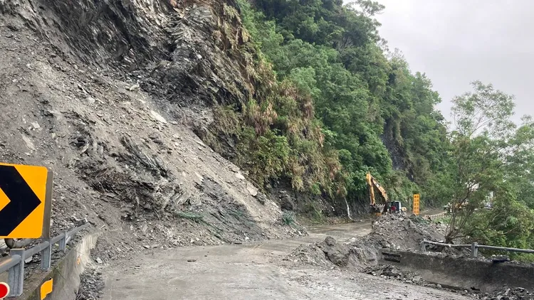 工程人員積極搶修已於昨天（1日）下午4時30分恢復通車。南澳工務段提供