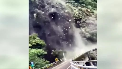 蘇花公路觀音段山崩影片曝光　超恐怖！像瀑布狂瀉逼退人車