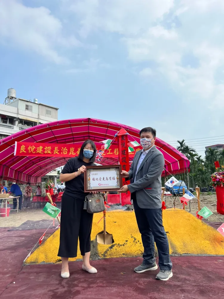 良悅建築董事長賴建志（右）表示，長治交通便利鄰近屏東市區，生活圈相當便利。業者提供