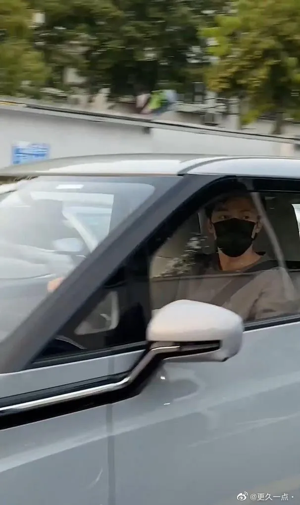 胡歌開車離去。翻攝更久一點微博