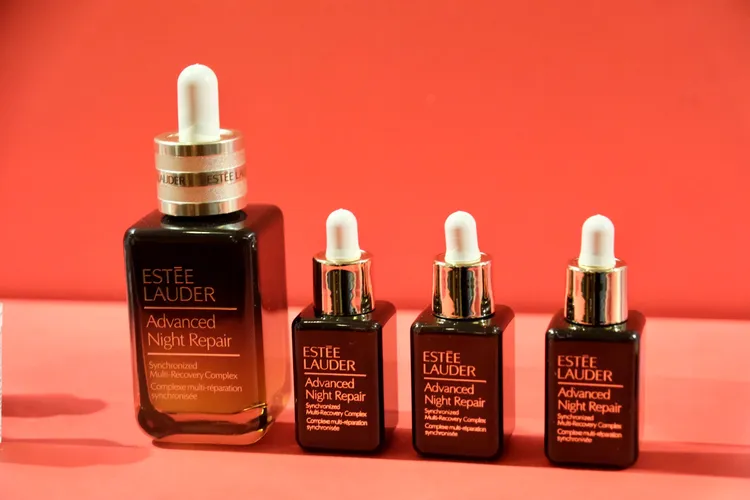 ESTEE LAUDER特潤修護必殺組，原價7980元，特價4200元。陳志淵攝