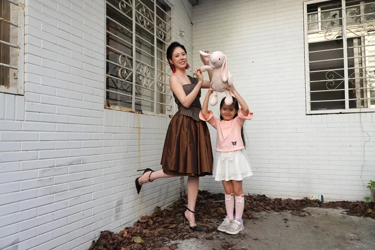 蔡亘晏（左）、黃歆庭戲外感情好如真母女。陳德興攝