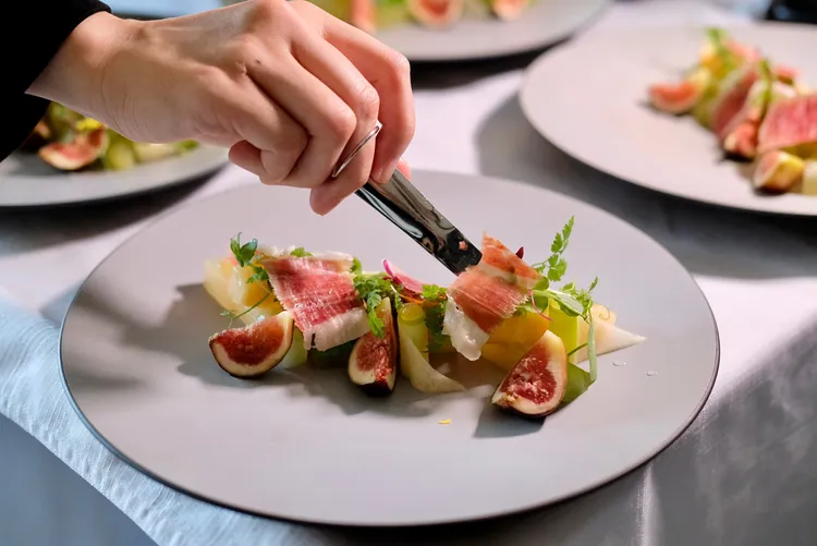 沙拉佐配現切的伊比利5J生火腿，愈嚼愈香，也備感精緻。葉盛耀攝