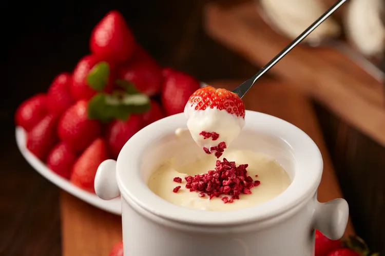 大湖草莓起司鍋混合兩種起司與奶油做成醬汁，格外鮮甜濃郁。業者提供