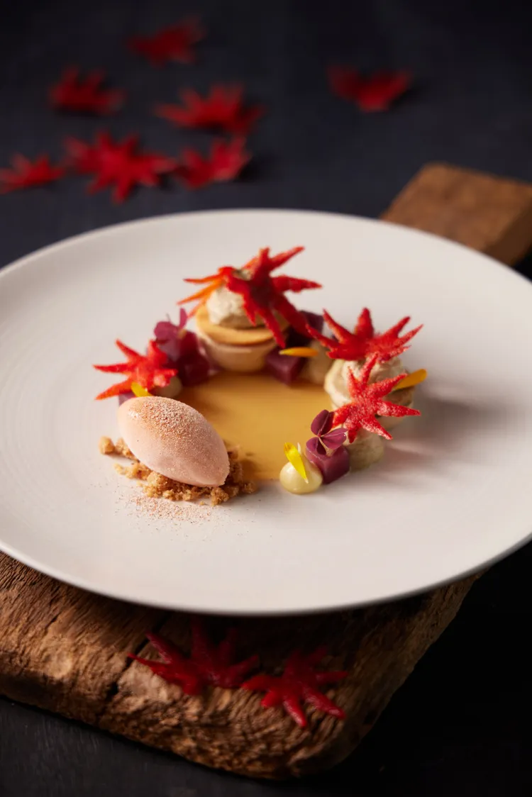 新口味甜點「嵐山」，是甜點師對京都秋冬的懷想，整體甜點以茶為主要架構。業者提供