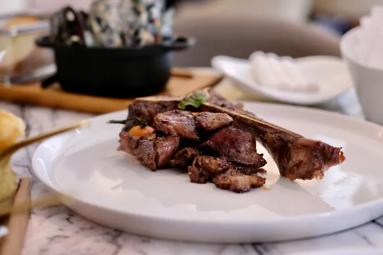  丁骨牛排的骨邊肉會再經回烤，吃起來將有銷魂的脂香。葉盛耀攝